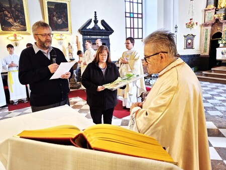 Zlatomašnika Jenka je pozdravil ključar Matjaž Jagodic_darilo župljanov pa mu je izročila Lidija Jagodic